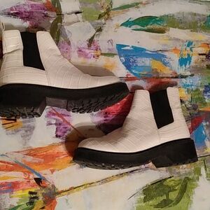 White Black Chunky Embossed Combat Grunge  Steve Madden Boots 8